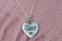 Pendentif BDSM cunt, Accessoire de Soumise, Cordon Noué en Permanance, Fait Main en Etain, Les Etains de Jumilhac