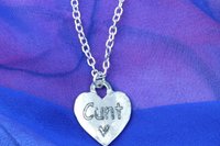 Pendentif BDSM cunt, Accessoire de Soumise, Cordon Noué en Permanance, Fait Main en Etain, Les Etains de Jumilhac