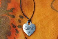 Pendentif BDSM cunt, Accessoire de Soumise, Cordon Noué en Permanance, Fait Main en Etain, Les Etains de Jumilhac