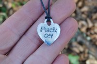 Pendentif BDSM cunt, Accessoire de Soumise, Cordon Noué en Permanance, Fait Main en Etain, Les Etains de Jumilhac