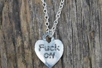 Pendentif BDSM Fuck Off, Accessoire de Soumise, Cordon Noué en Permanance, Fait Main en Etain, Les Etains de Jumilhac
