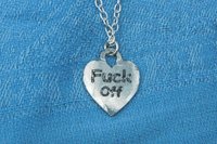 Pendentif BDSM Fuck Off, Accessoire de Soumise, Cordon Noué en Permanance, Fait Main en Etain, Les Etains de Jumilhac
