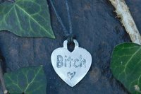 Pendentif BDSM Bitch (Salope), Accessoire de Soumise, Cordon Noué en Permanance, Fait Main en Etain, Les Etains de Jumilhac