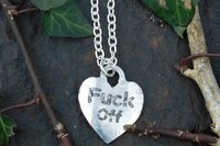 Pendentif BDSM Bitch (Salope), Accessoire de Soumise, Cordon Noué en Permanance, Fait Main en Etain, Les Etains de Jumilhac