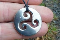 Pendentif triskèle celtique - Symbole spirituel en étain, Les Etains de Jumilhac