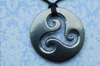 Pendentif triskèle celtique - Symbole spirituel en étain, Les Etains de Jumilhac