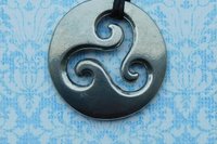Pendentif triskèle celtique - Symbole spirituel en étain, Les Etains de Jumilhac