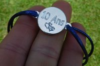 Bracelet en étain pour les noces de 10 Ans (noces d'étain); Gravure "10 Ans"; taille et couleur personnalisables