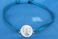 Bracelet Personnalisé avec Charm Rond en Étain et Gravure de Vos Initiales - Cordon Réglable en Plusieurs Couleurs