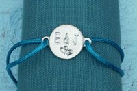 Bracelet Personnalisé avec Charm Rond en Étain et Gravure de Vos Initiales - Cordon Réglable en Plusieurs Couleurs