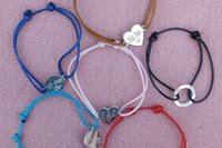 Bracelet Personnalisé avec Charm Rond en Étain et Gravure de Vos Initiales - Cordon Réglable en Plusieurs Couleurs