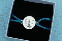 Bracelet Personnalisé avec Charm Rond en Étain et Gravure de Vos Initiales - Cordon Réglable en Plusieurs Couleurs