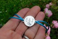 Bracelet Personnalisé avec Charm Rond en Étain et Gravure de Vos Initiales - Cordon Réglable en Plusieurs Couleurs