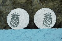 Boutons de Manchette Ananas, en Étain Martelé, Manchettes Noces d’étain , Faites Main par William Sturt chez les Étains de Jumilhac