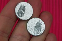 Boutons de Manchette Ananas, en Étain Martelé, Manchettes Noces d’étain , Faites Main par William Sturt chez les Étains de Jumilhac