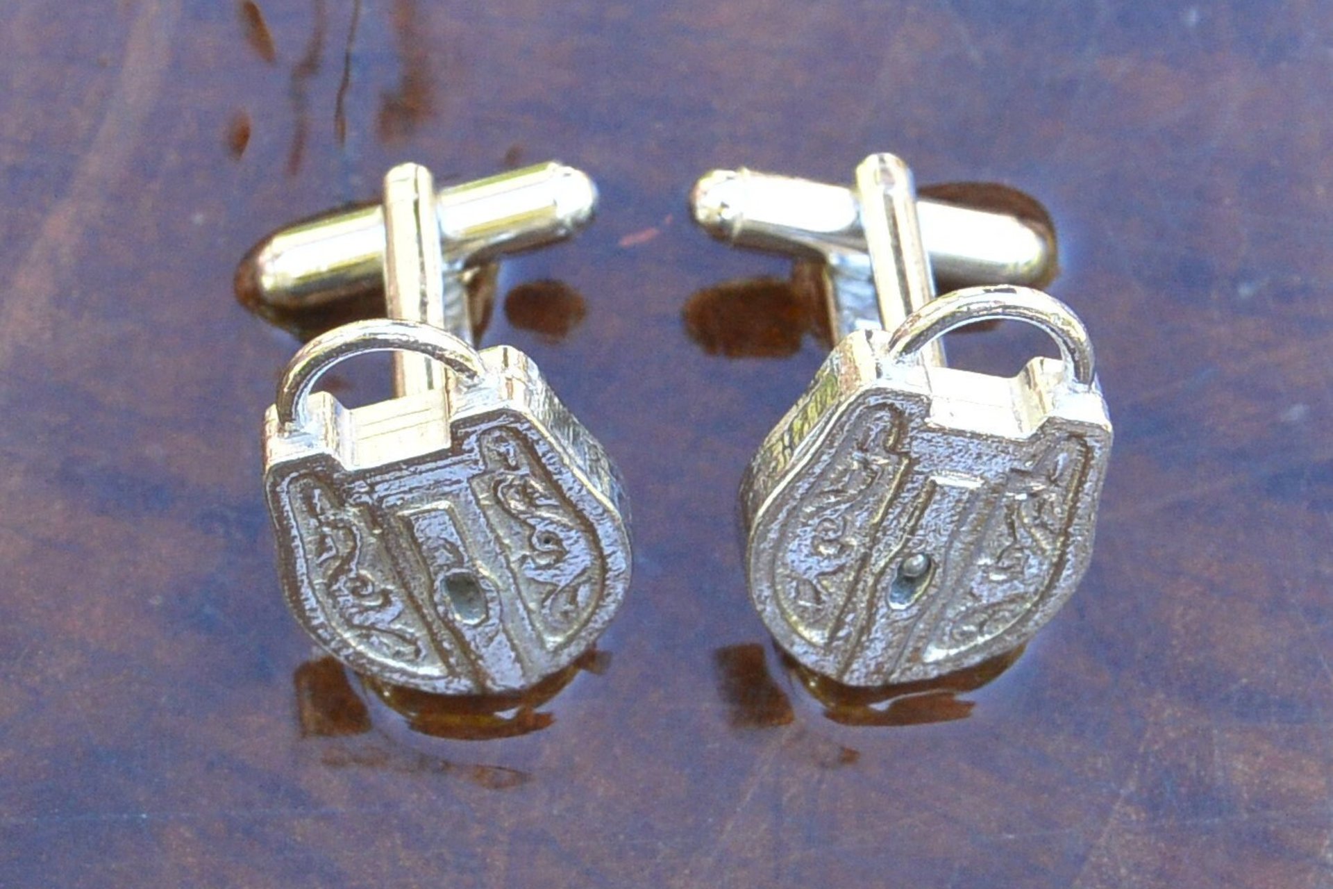 Boutons de Manchette Cadenas, Cadeaux BDSM, Faits Main en Etain par William Sturt aux Etains de Jumilhac