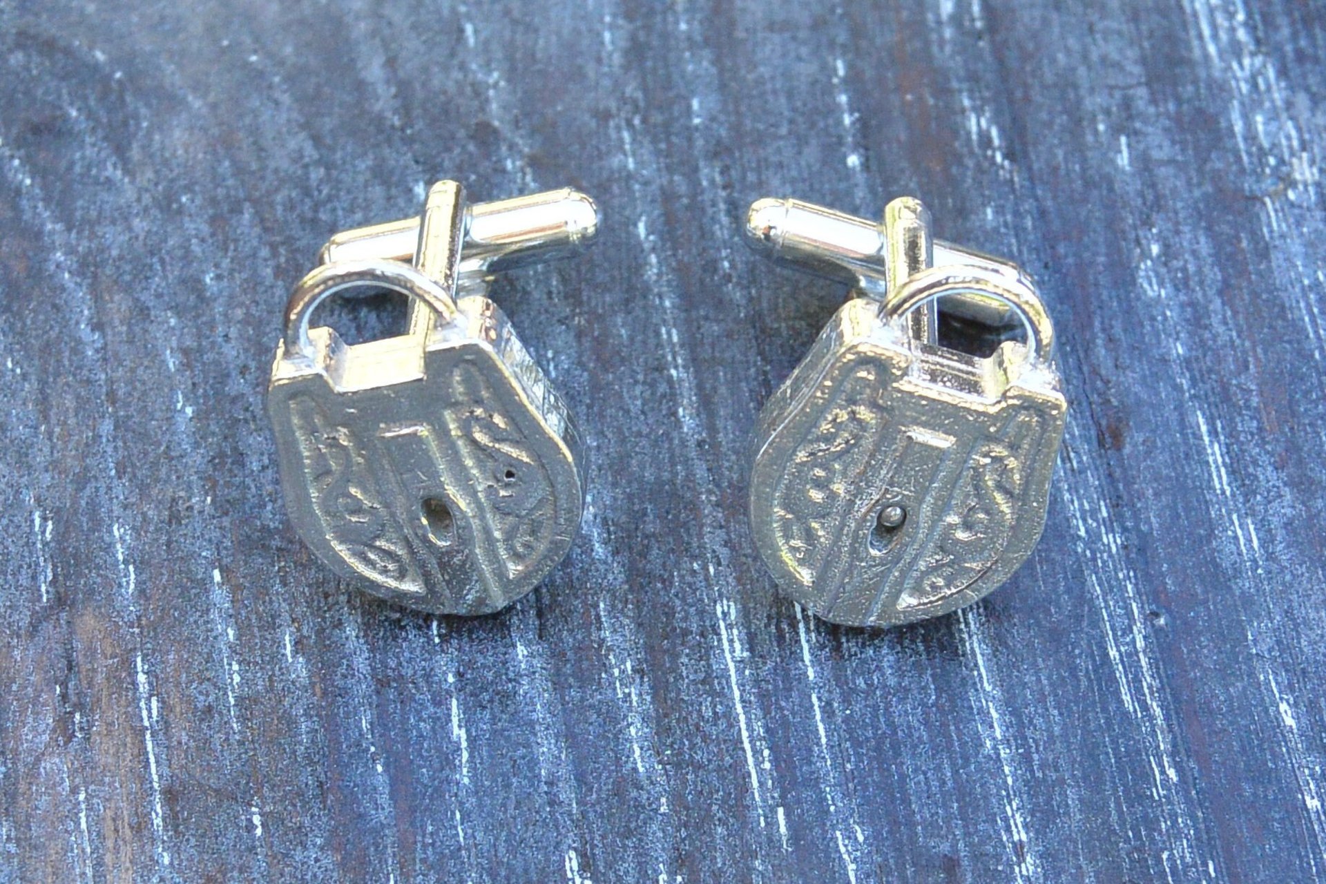Boutons de Manchette Cadenas, Cadeaux BDSM, Faits Main en Etain par William Sturt aux Etains de Jumilhac