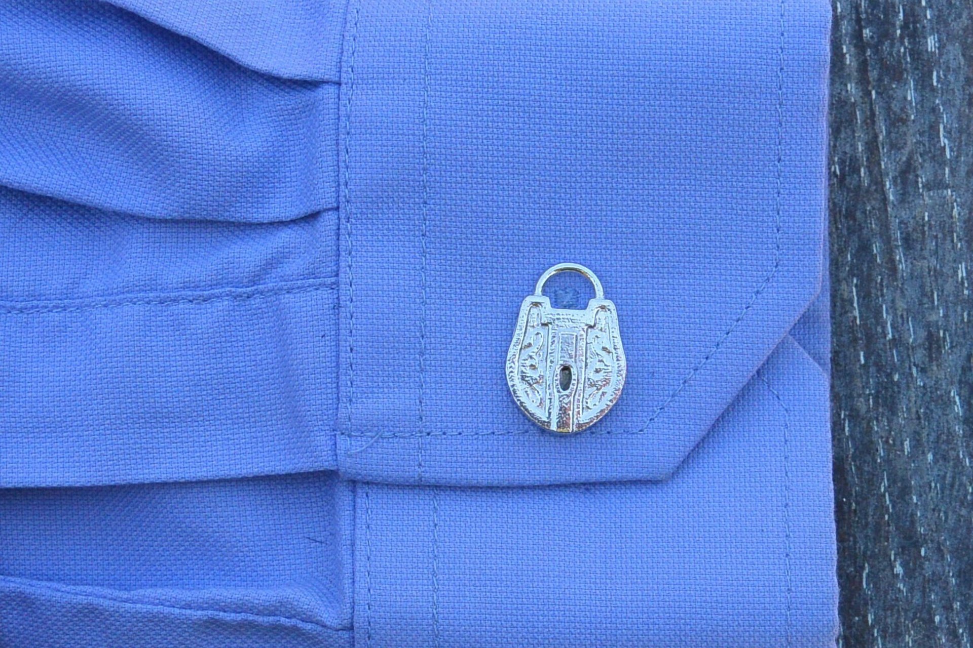 Boutons de Manchette Cadenas, Cadeaux BDSM, Faits Main en Etain par William Sturt aux Etains de Jumilhac