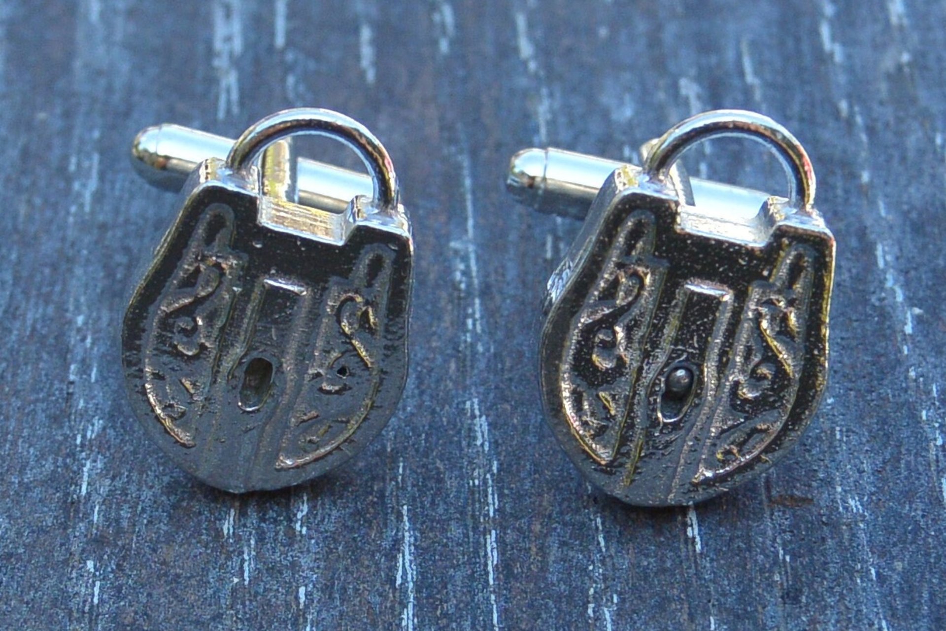 Boutons de Manchette Cadenas, Cadeaux BDSM, Faits Main en Etain par William Sturt aux Etains de Jumilhac