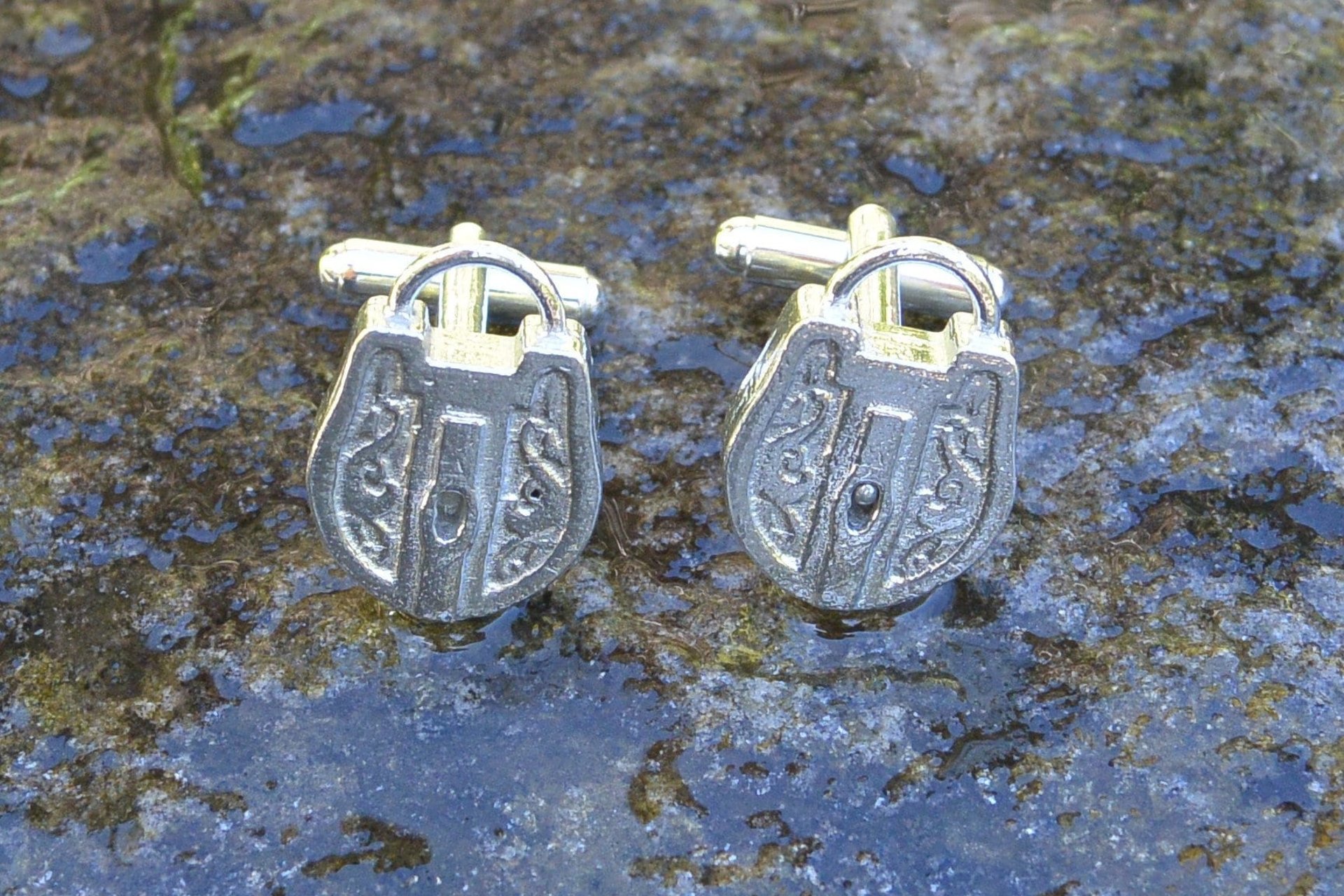 Boutons de Manchette Cadenas, Cadeaux BDSM, Faits Main en Etain par William Sturt aux Etains de Jumilhac