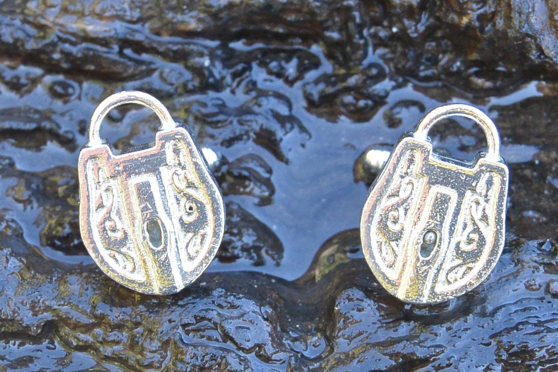 Boutons de Manchette Cadenas, Cadeaux BDSM, Faits Main en Etain par William Sturt aux Etains de Jumilhac