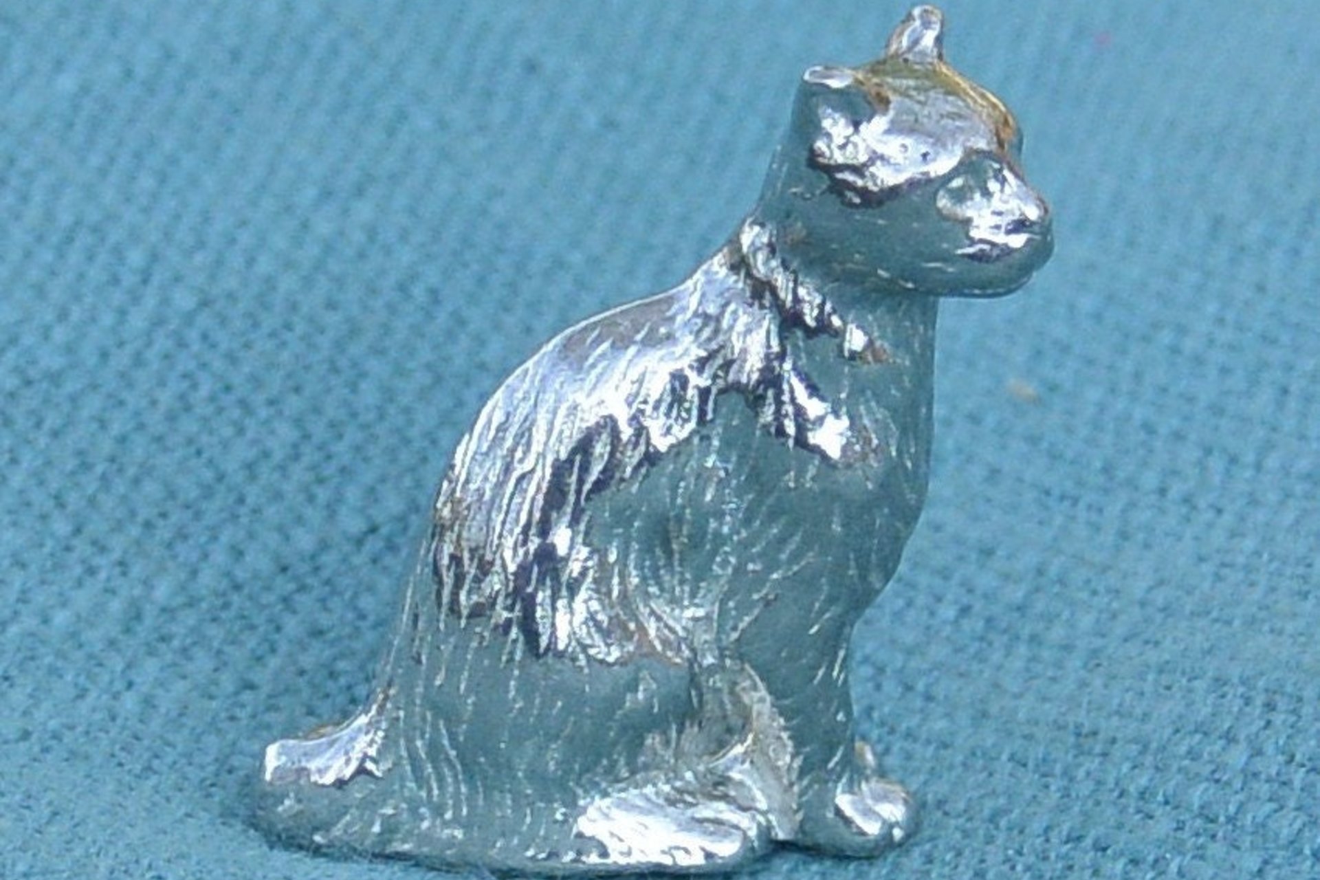 Pewter Cat Figurine – Elegant with a Playful Edge. Hand Cast Pewter.