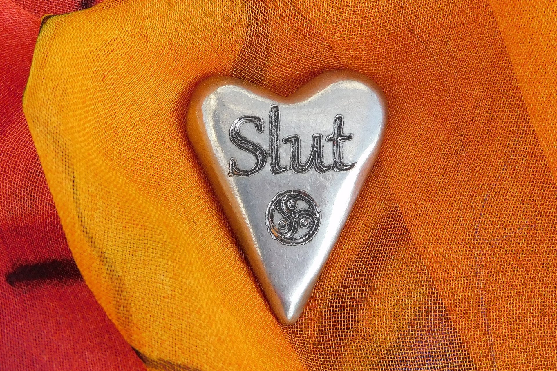 Slut (Salope), Jeton Érotique BDSM, Accessoires BDSM, Jeton de Soumise, Fait à la Main en Etain, par William Sturt des Etains de Jumilhac