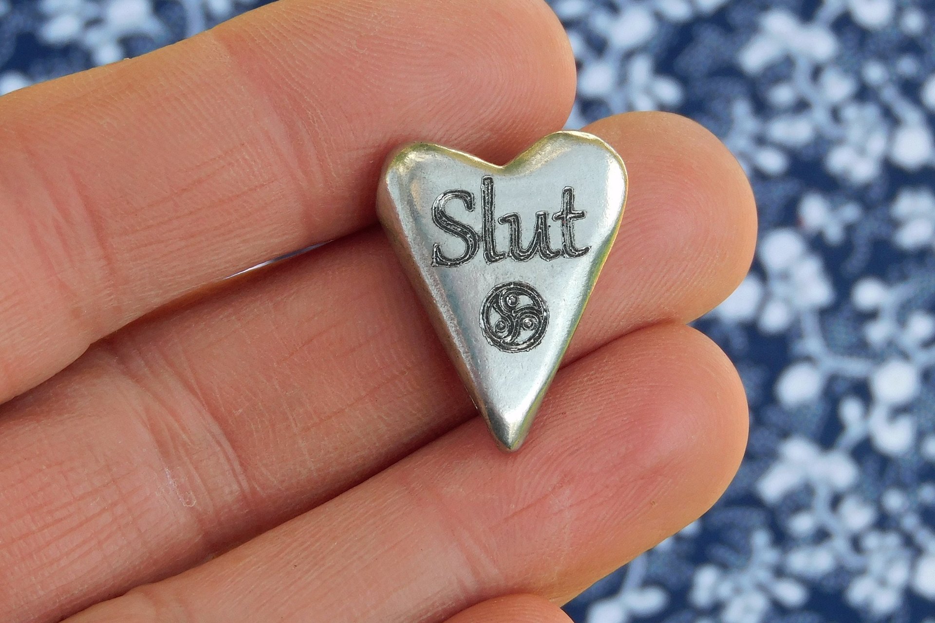 Slut (Salope), Jeton Érotique BDSM, Accessoires BDSM, Jeton de Soumise, Fait à la Main en Etain, par William Sturt des Etains de Jumilhac