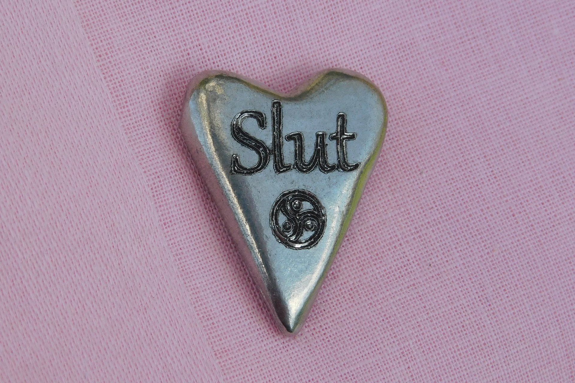 Slut (Salope), Jeton Érotique BDSM, Accessoires BDSM, Jeton de Soumise, Fait à la Main en Etain, par William Sturt des Etains de Jumilhac