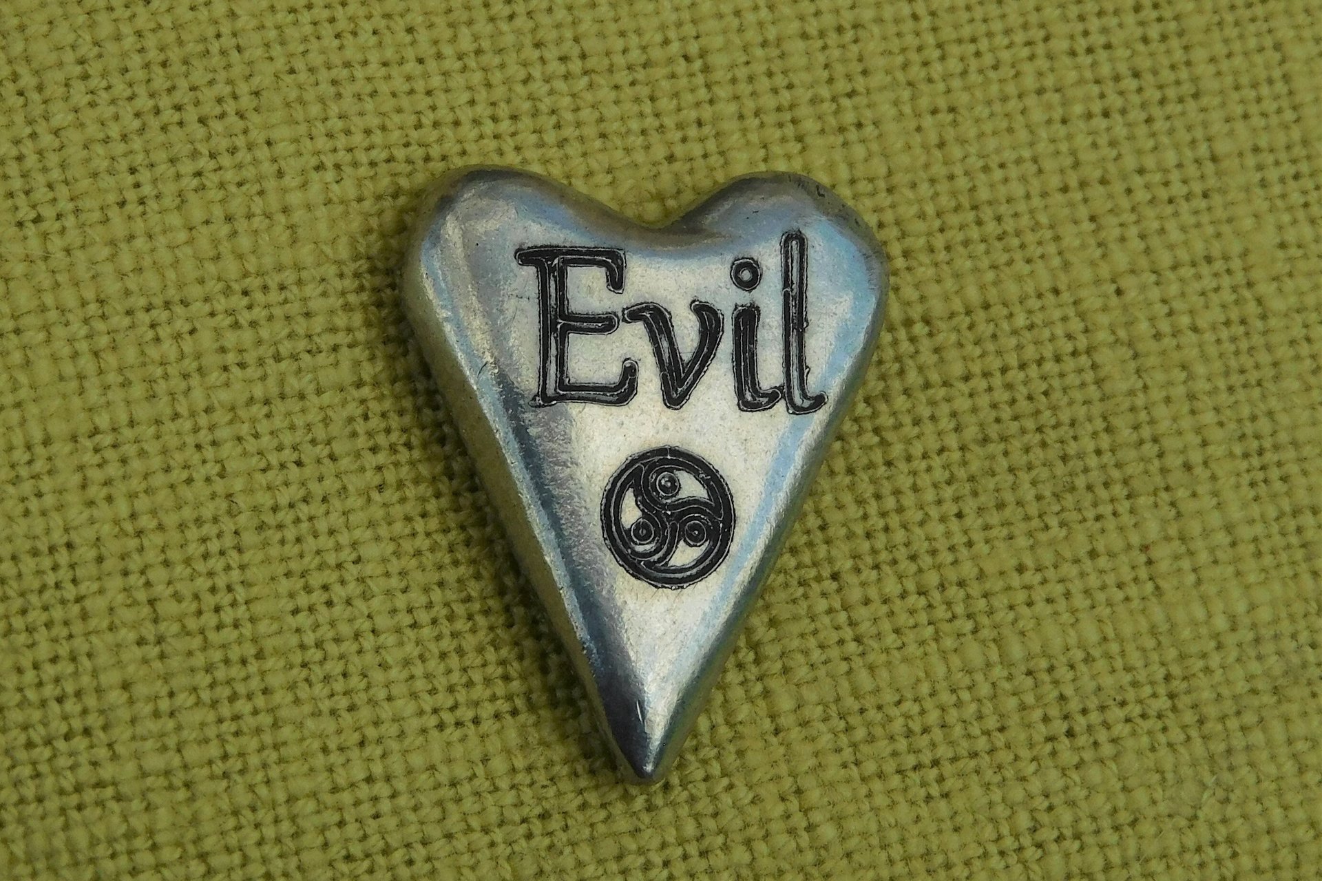 Evil (Méchante), Jeton Érotique BDSM, Accessoires BDSM, Jeton de Soumise, Fait à la Main en Etain, par William Sturt des Etains de Jumilhac