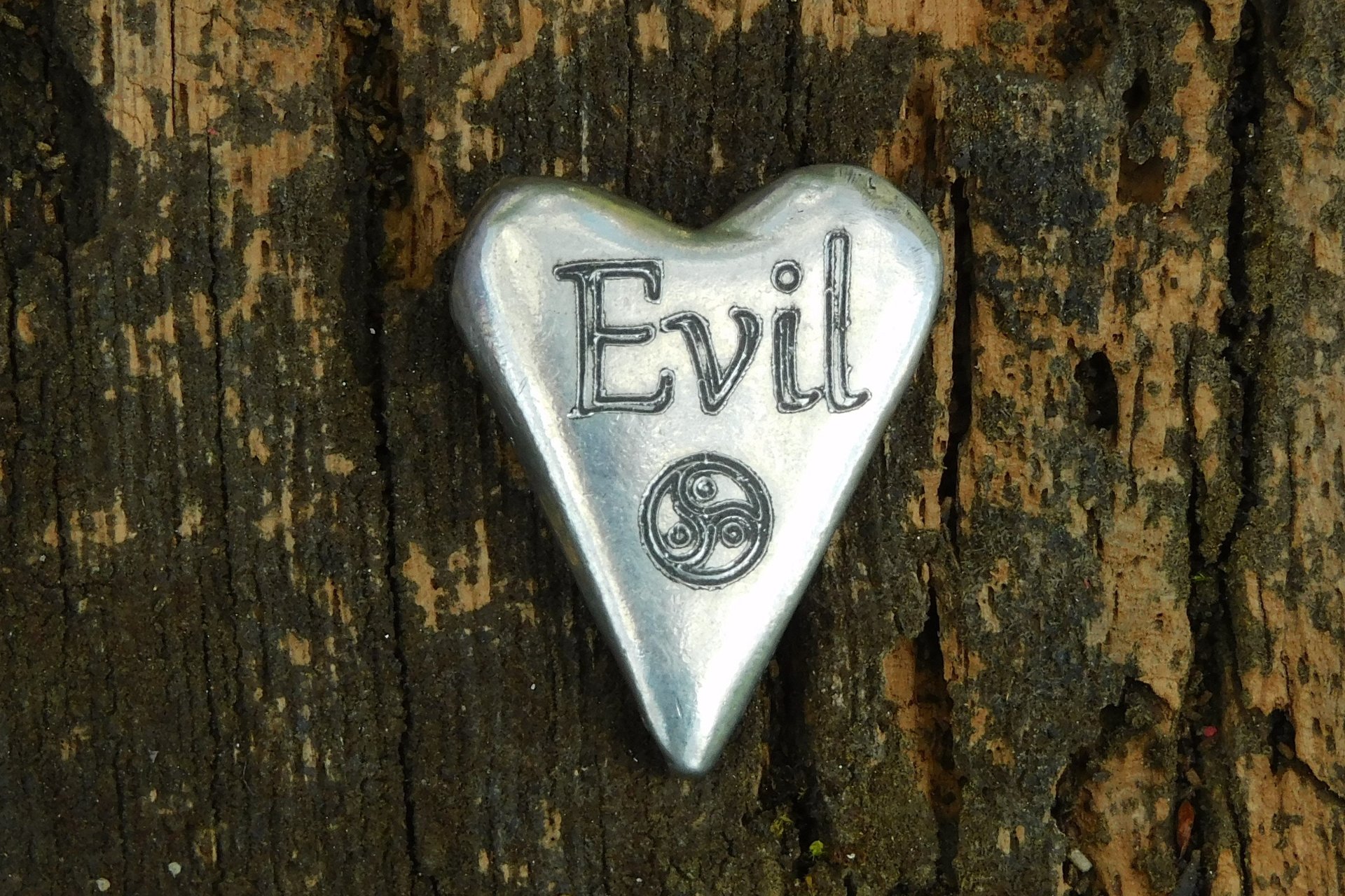 Evil (Méchante), Jeton Érotique BDSM, Accessoires BDSM, Jeton de Soumise, Fait à la Main en Etain, par William Sturt des Etains de Jumilhac