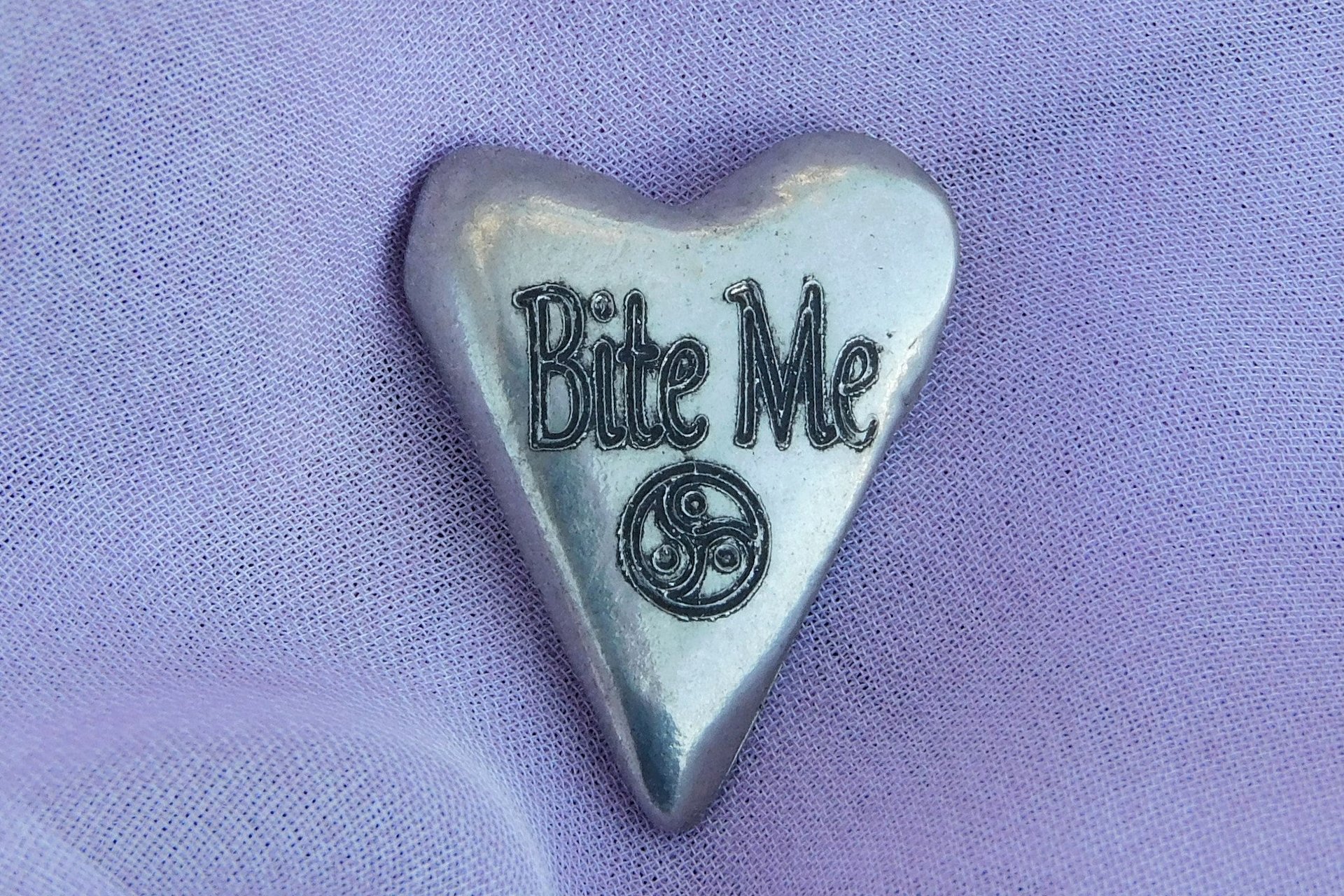 Bite Me (Mords Moi), Jeton Érotique BDSM, Jeton BDSM, Jeton de Soumise, Fait à la Main en Etain, par William Sturt des Etains de Jumilhac