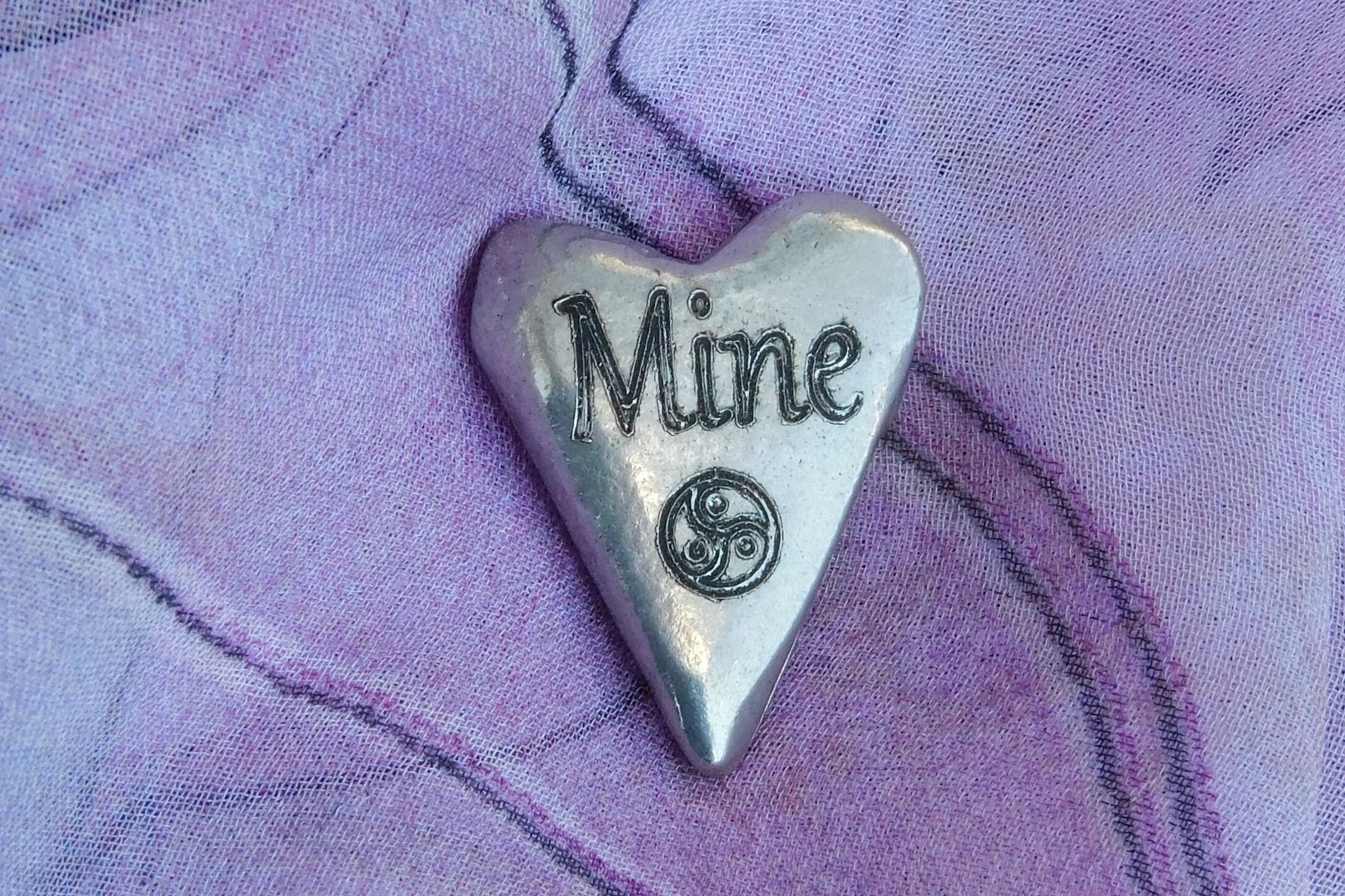 Mine (La Mienne), Jeton Érotique BDSM, Accessoires BDSM, Jeton de Soumise, Fait à la Main en Etain, par William Sturt des Etains de Jumilhac