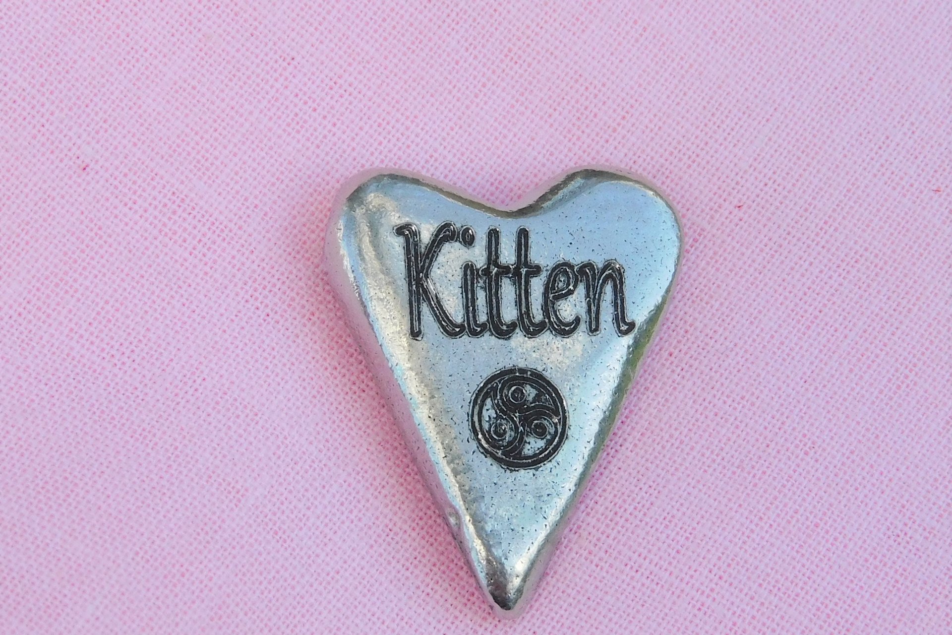 Kitten (Chaton), Jeton Érotique BDSM, Accessoires BDSM, Jeton de Soumise, Fait à la Main en Etain, par William Sturt des Etains de Jumilhac