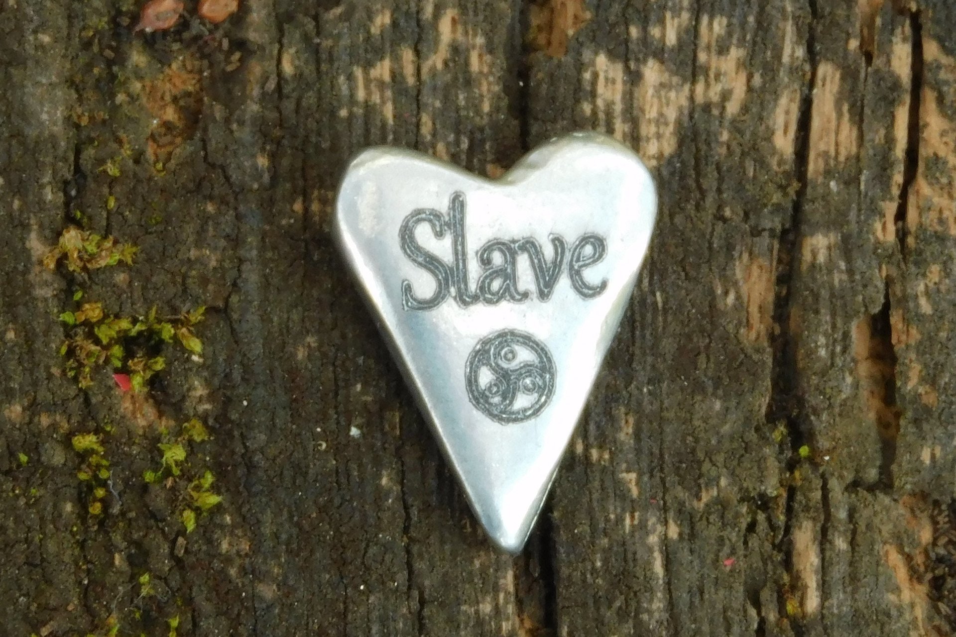 Slave (Esclave), Jeton Érotique BDSM, Accessoires BDSM, Jeton de Soumise, Fait à la Main en Etain, par William Sturt des Etains de Jumilhac