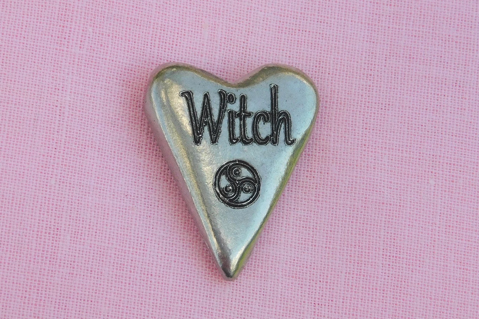 Witch (Sorcière), Jeton Érotique BDSM, Accessoires BDSM, Jeton de Soumise, Fait à la Main en Etain, par William Sturt des Etains de Jumilhac