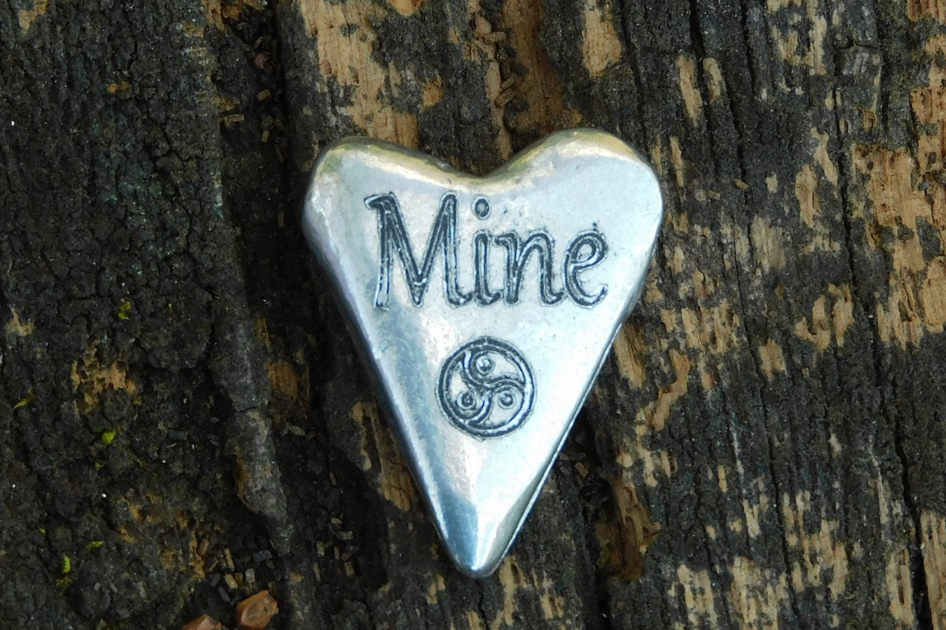 Mine (La Mienne, Le Mien), Jeton Érotique BDSM, Accessoires BDSM, Jeton de Soumise, Fait à la Main en Etain, Les Etains de Jumilhac