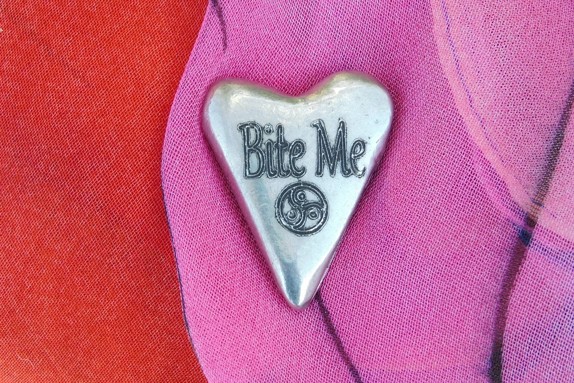 Bite Me (Mords Moi), Jeton Érotique BDSM, Accessoires BDSM, Jeton de Soumise, Fait à la Main en Etain, Les Etains de Jumilhac