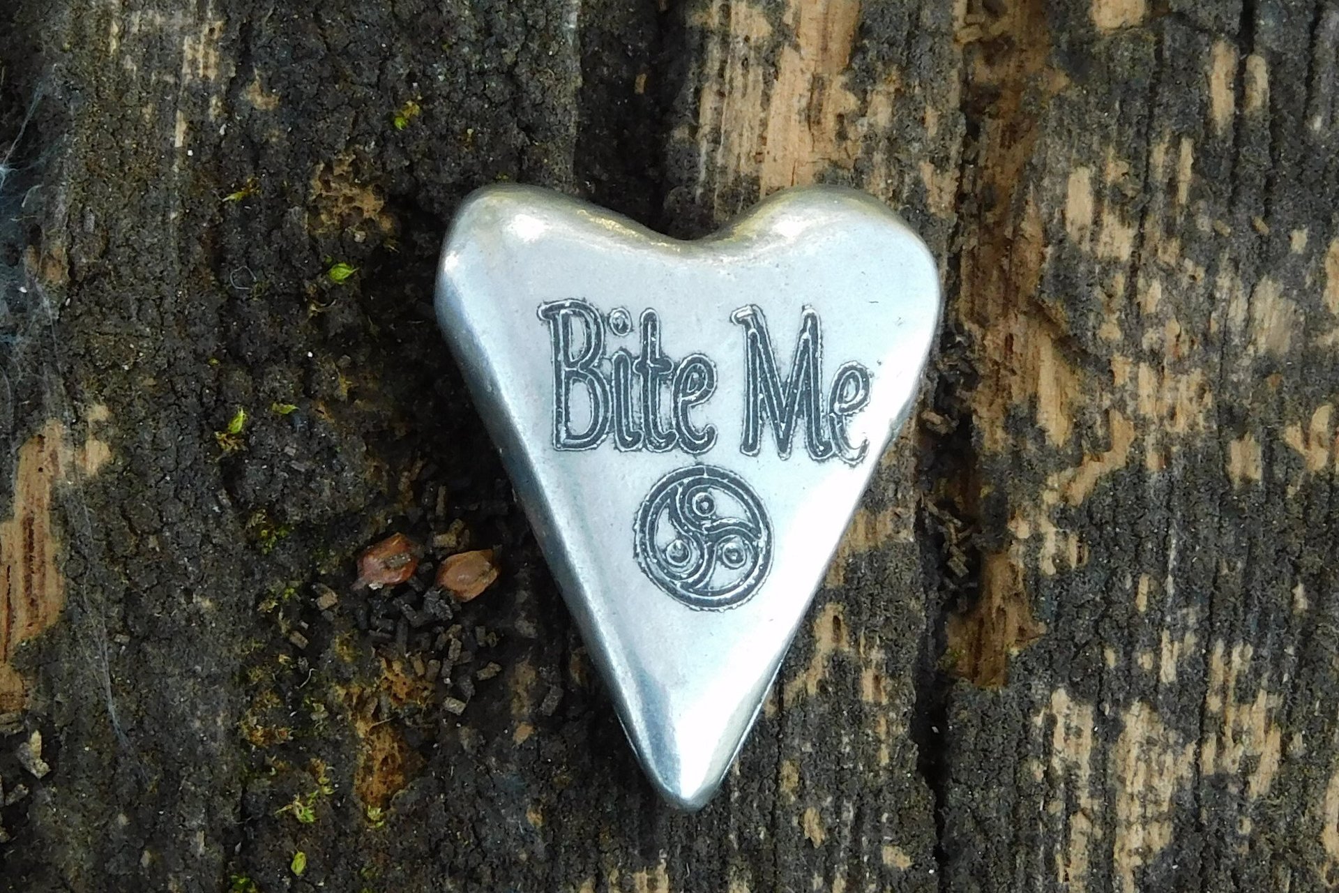 Bite Me (Mords Moi), Jeton Érotique BDSM, Accessoires BDSM, Jeton de Soumise, Fait à la Main en Etain, Les Etains de Jumilhac