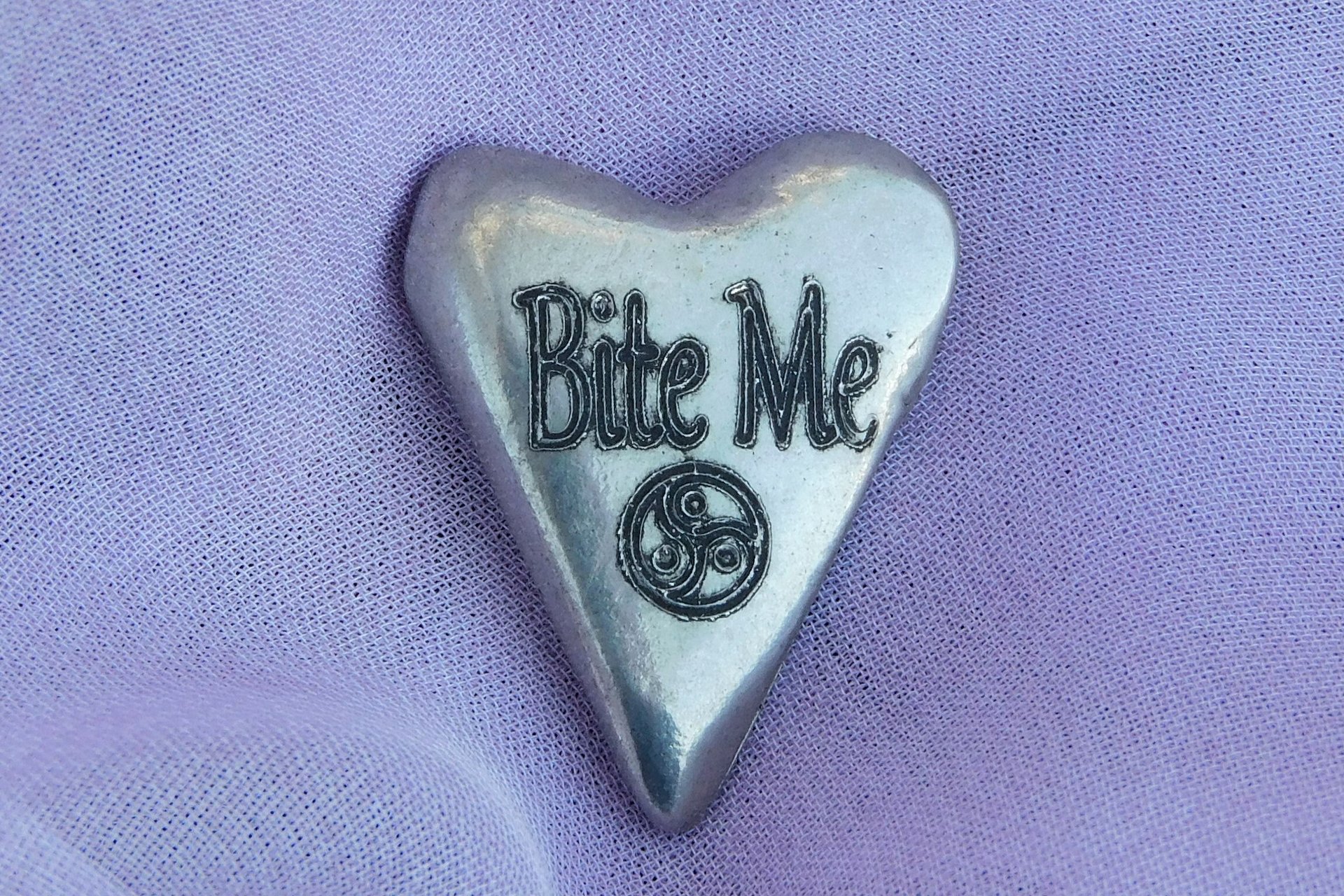 Bite Me (Mords Moi), Jeton Érotique BDSM, Accessoires BDSM, Jeton de Soumise, Fait à la Main en Etain, Les Etains de Jumilhac