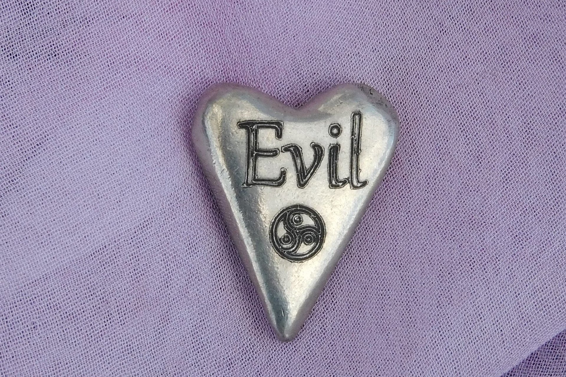 Evil (Coquine), Jeton Érotique BDSM, Accessoires BDSM, Jeton de Soumise, Fait à la Main en Etain, par William Sturt des Etains de Jumilhac