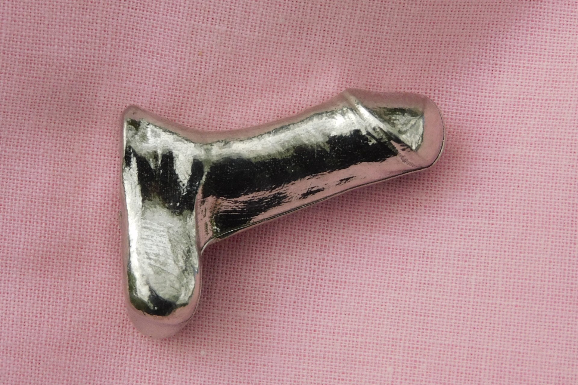 Porte-Bonheur Pénis, Cadeau Pénis, Cadeau Erotique, Fait Main en Etain, par William Sturt aux Etains de Jumilhac
