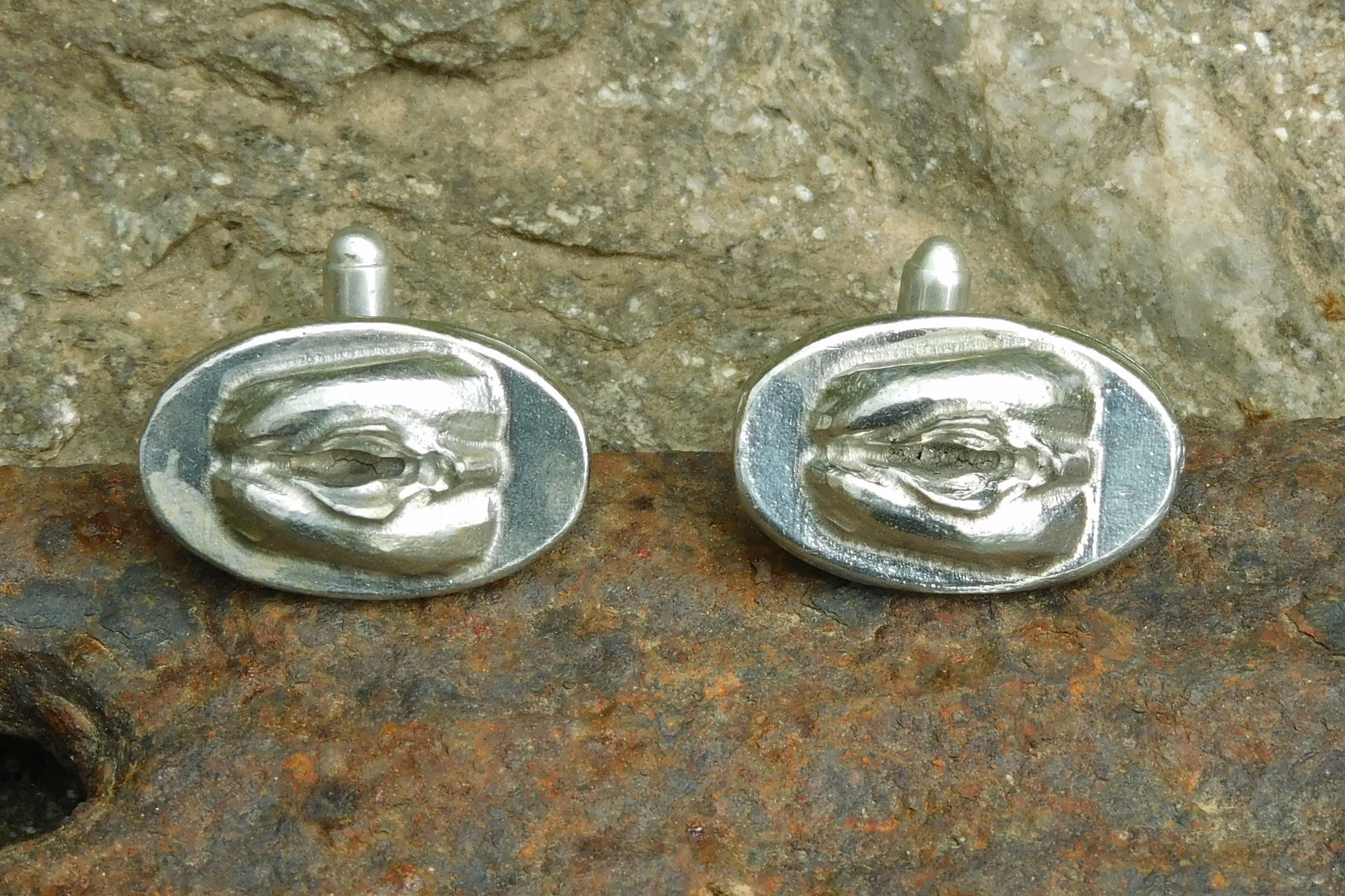 Boutons de Manchette Vulve, Manchettes Erotiques, Cadeaux Erotiques, Fait Main en Etain, par William Sturt aux Etains de Jumilhac