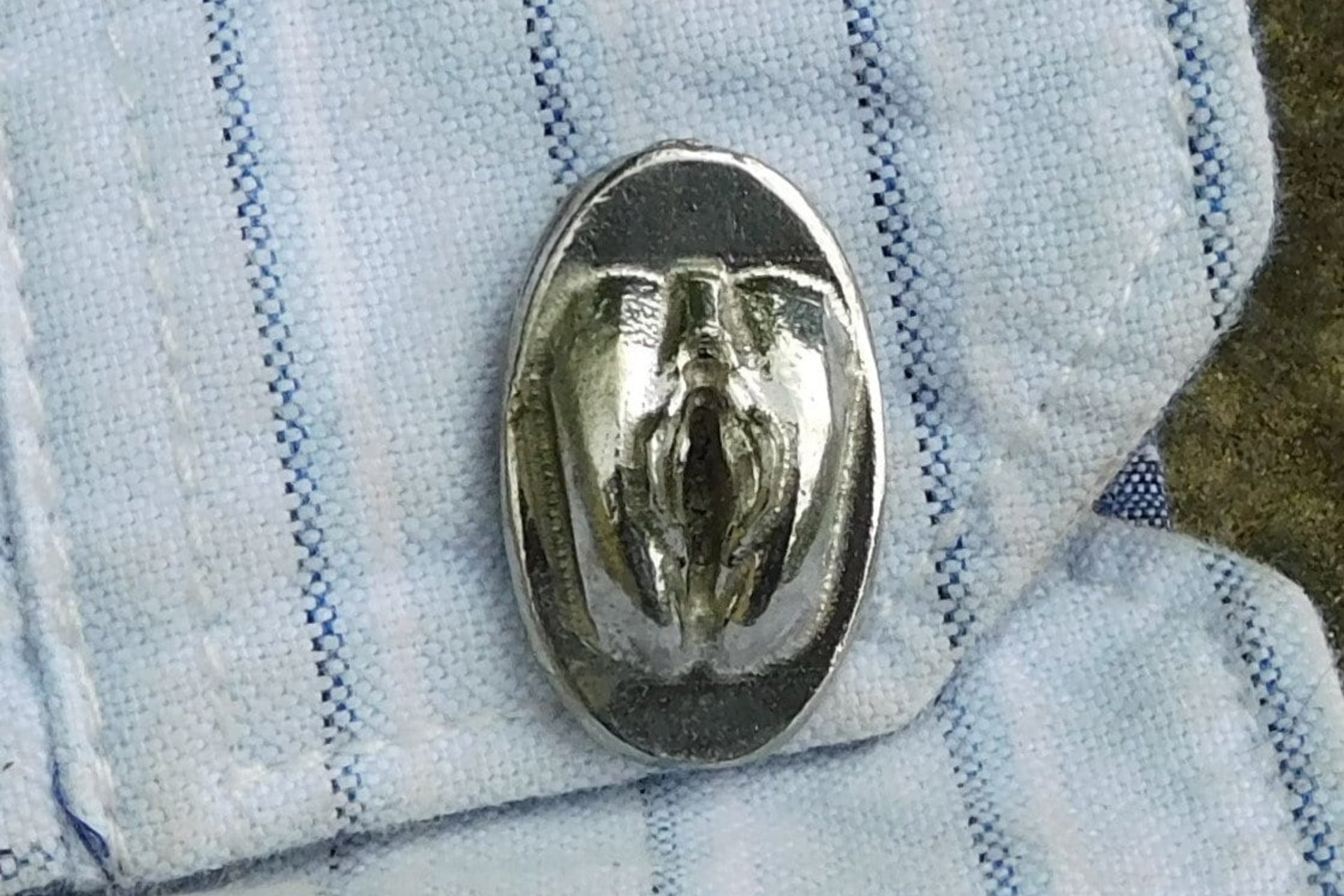 Boutons de Manchette Vulve, Manchettes Erotiques, Cadeaux Erotiques, Fait Main en Etain, par William Sturt aux Etains de Jumilhac