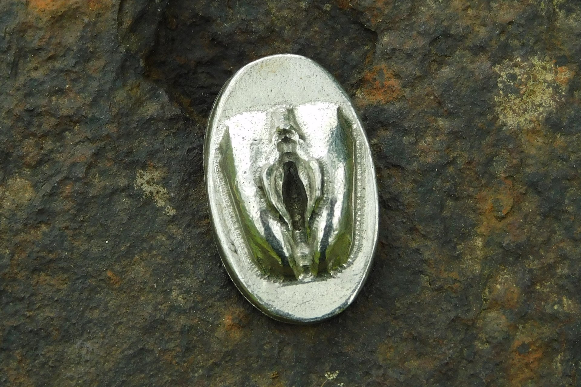 Porte-Bonheur Vulve, Cadeau Vulve, Cadeau Erotique, Fait Main en Etain, par William Sturt aux Etains de Jumilhac