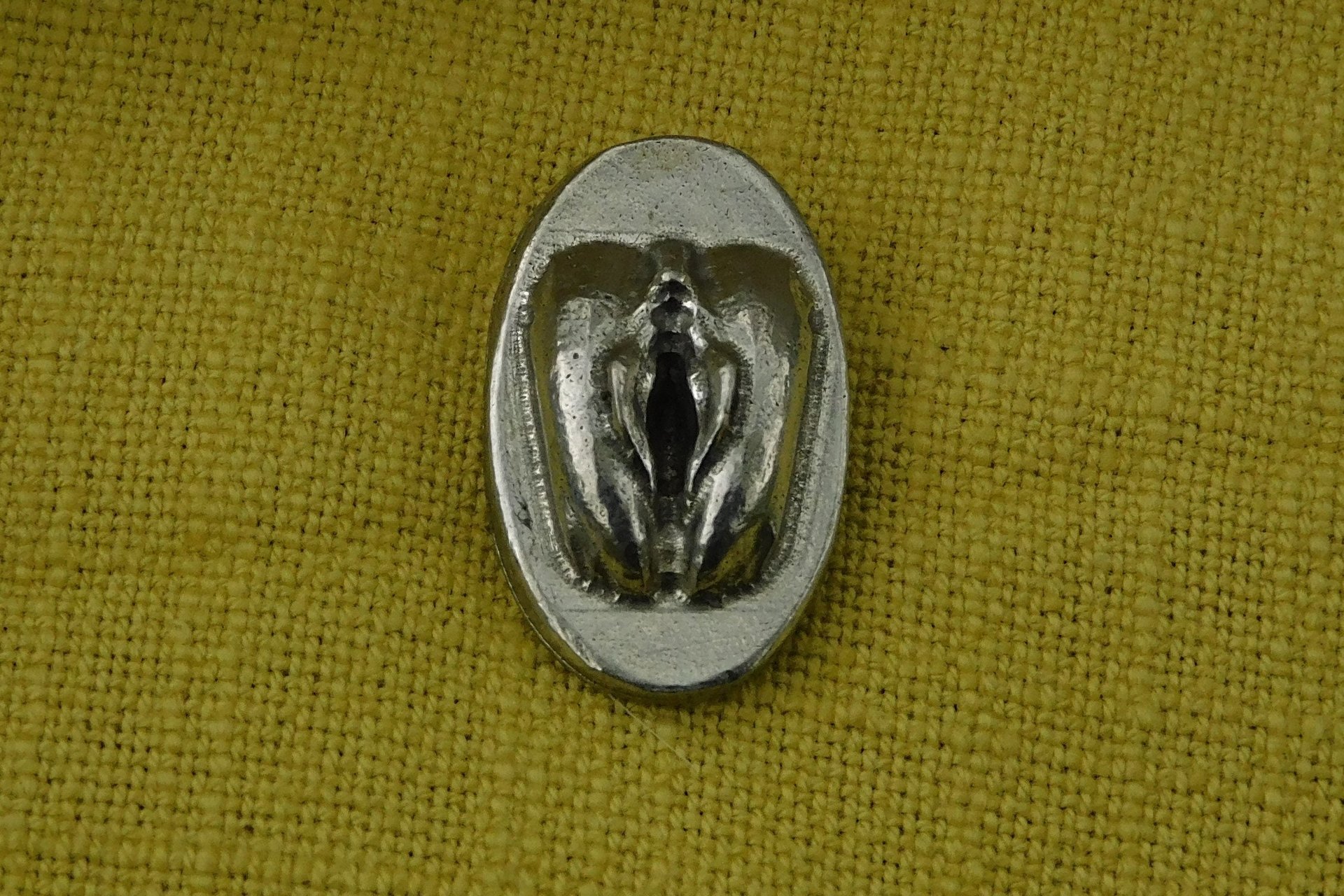 Porte-Bonheur Vulve, Cadeau Vulve, Cadeau Erotique, Fait Main en Etain, par William Sturt aux Etains de Jumilhac