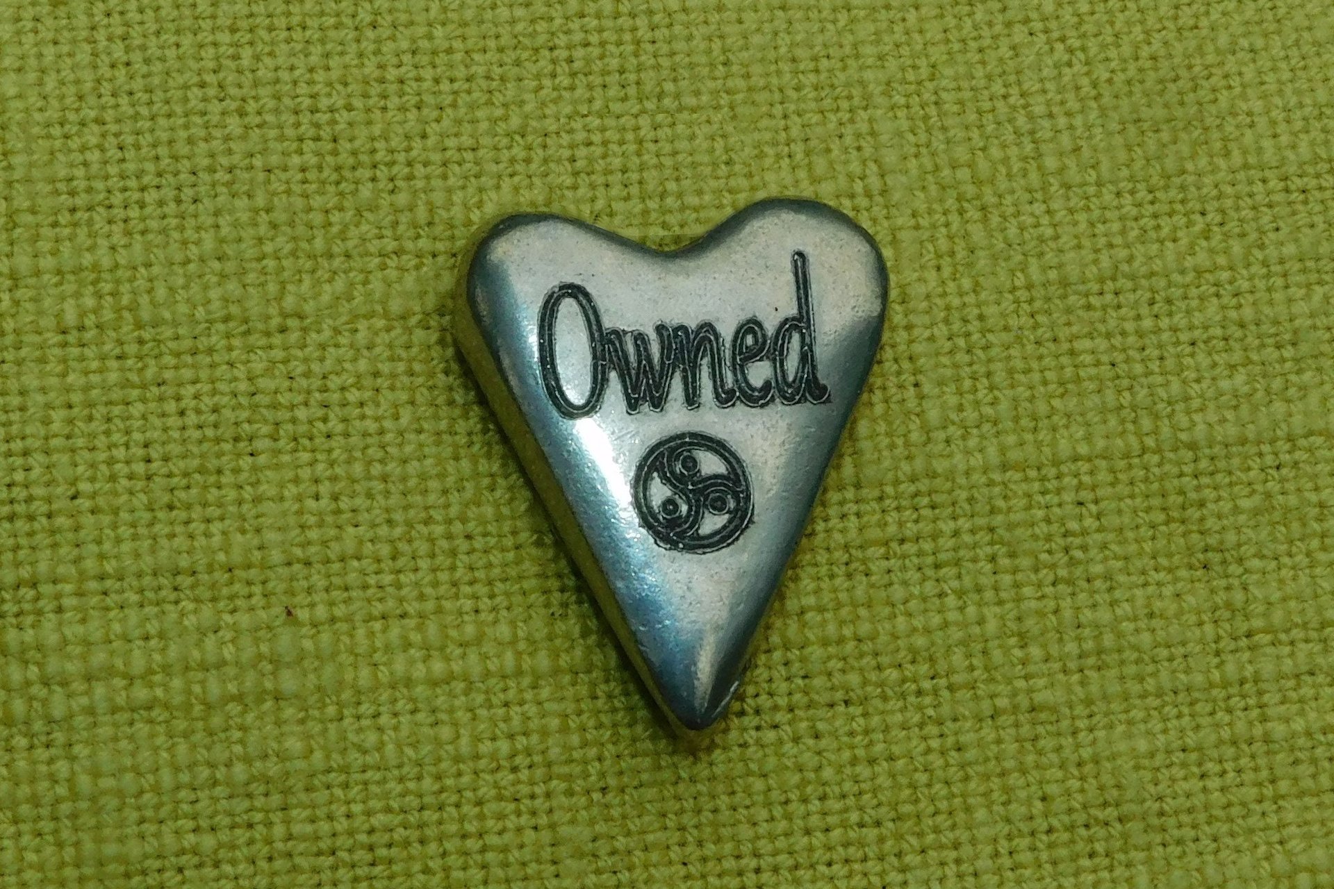 Owned (Possédée), Jeton Érotique BDSM, Accessoires BDSM, Jeton de Soumise, Fait à la Main en Etain, par William Sturt des Etains de Jumilhac
