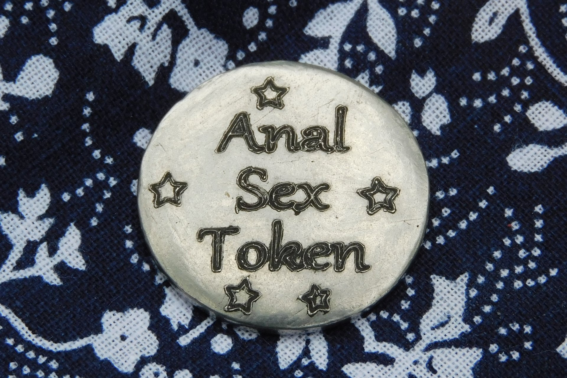Anal Sex Token, Jeton BDSM, Accessoires BDSM, Jeton de Soumise, Fait à la Main en Etain, par William Sturt des Etains de Jumilhac