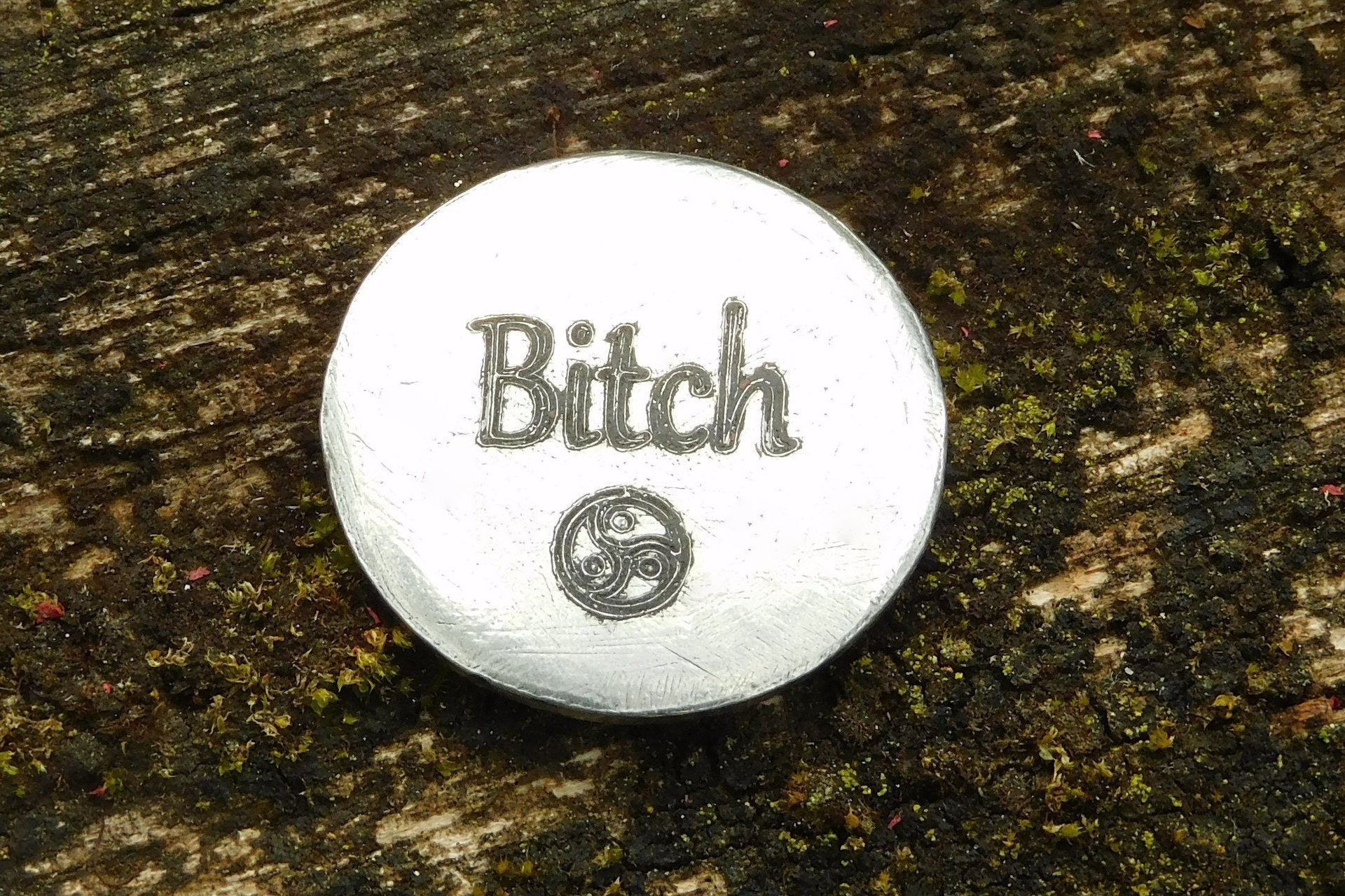Porte-Bonheur Érotique, Jeton Bitch (Salope), Accessoires BDSM, Jeton de Soumise, Fait à la Main en Etain, Les Etains de Jumilhac