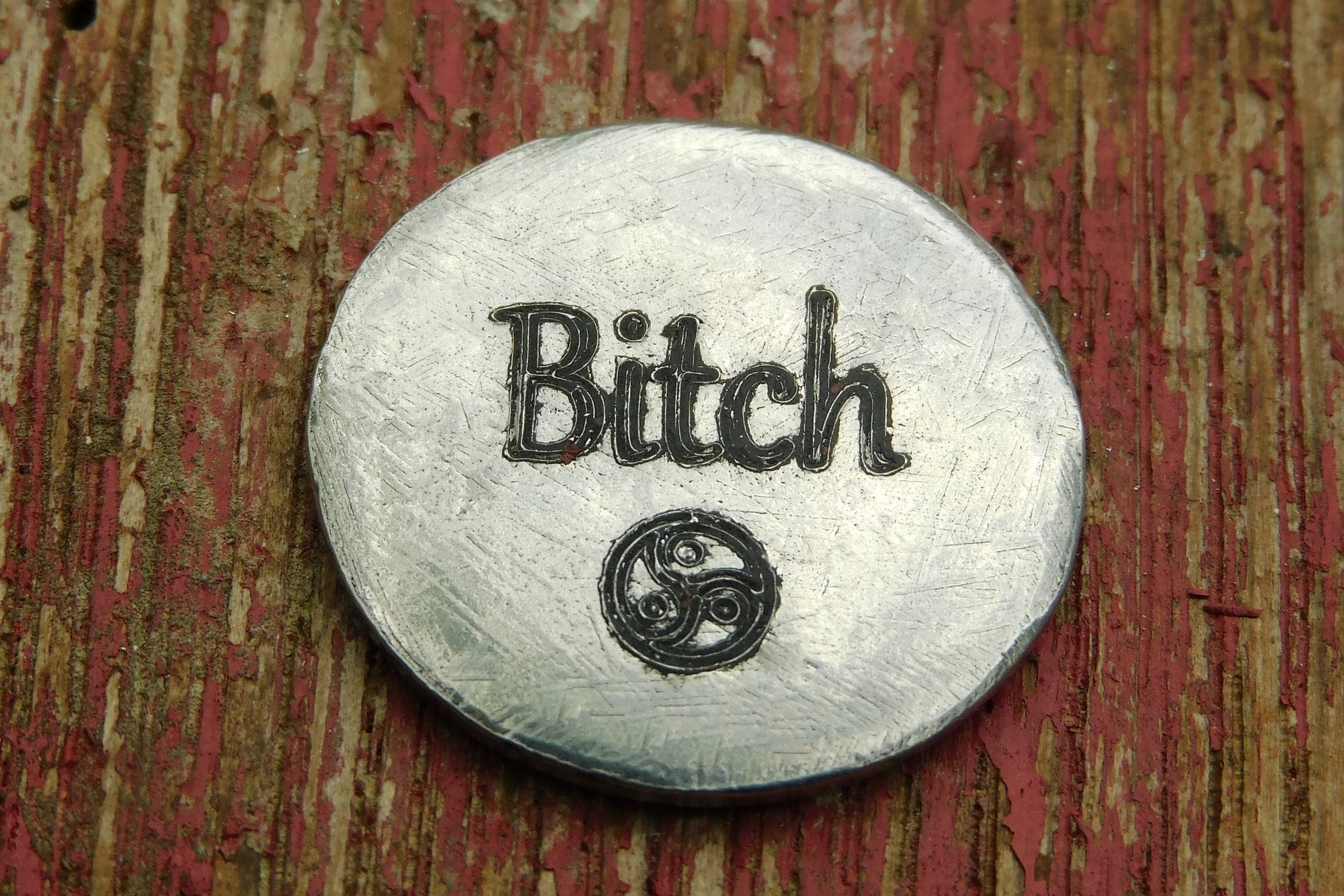 Porte-Bonheur Érotique, Jeton Bitch (Salope), Accessoires BDSM, Jeton de Soumise, Fait à la Main en Etain, Les Etains de Jumilhac